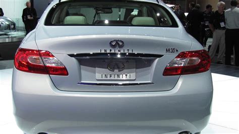 2012 Infiniti M Hybrid Secures 32 MPG EPA Highway Rating