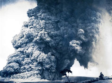 Flying boulders and clouds of ash: The Kilauea volcano's new explosive threat | CBC News