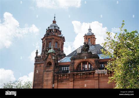 Beautiful architecture of Kelvingrove Museum against blue sky with ...