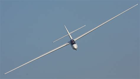 File:SZD-50-3 Puchacz Glider in a turn.jpg - Wikimedia Commons