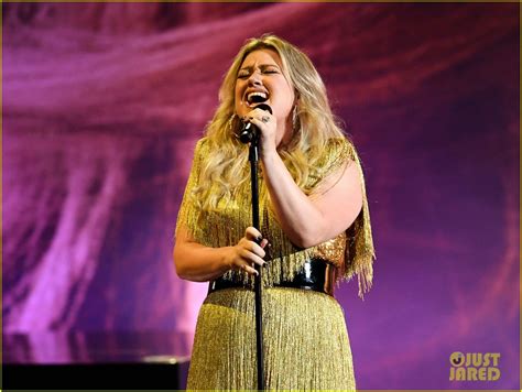 Kelly Clarkson Performs 'Whole Lotta Woman' at Billboard Music Awards 2018 (Video): Photo ...