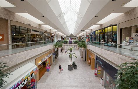 Is Oak View Mall in trouble as national retailers' struggles force ...