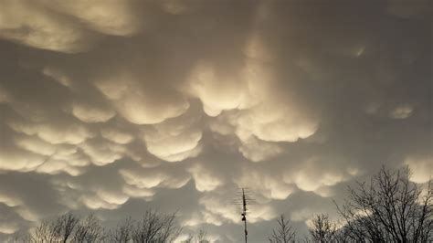 Mammatus clouds after a storm in Iowa today. [4128x2322] [OC] | Mammatus clouds, Clouds, Weather ...