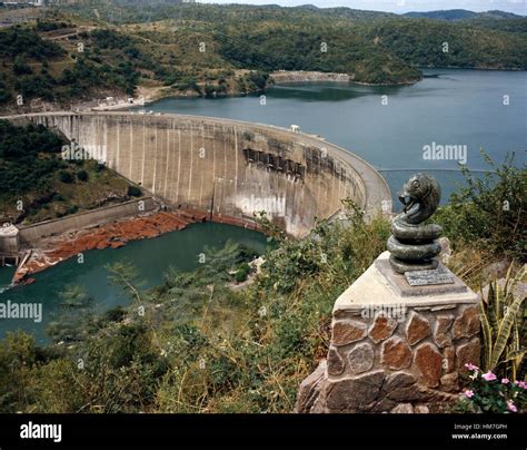 Kariba Dam, 1959, hydroelectric dam in the Kariba Gorge of the Zambezi river basin between ...