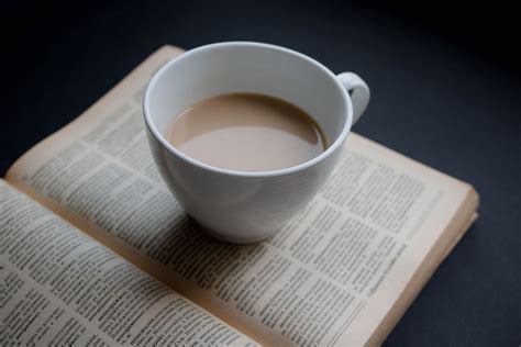 Kaffeepause mit einem guten Buch - Creative Commons Bilder