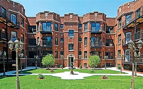 Chicago U courtyard (wide) | Chicago apartment, Chicago neighborhoods, Courtyard apartments