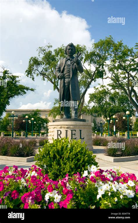 Louis riel statue winnipeg hi-res stock photography and images - Alamy