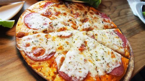 Pizza Salami - Pizzeria Bella Italia