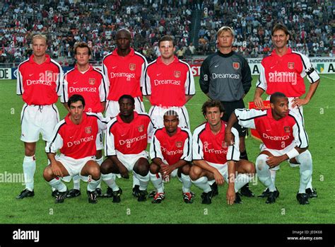 ARSENAL FC ARSENAL FC TEAM GROUP 05 August 2000 Stock Photo - Alamy