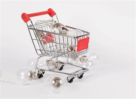 Red car with Euro banknotes in shopping cart - Bilder und Fotos (Creative Commons 2.0)