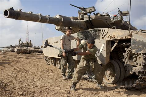 Israeli tanks move in to Gaza