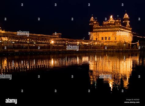 NIGHT VIEW OF GOLDEN TEMPLE AMRITSAR Stock Photo - Alamy