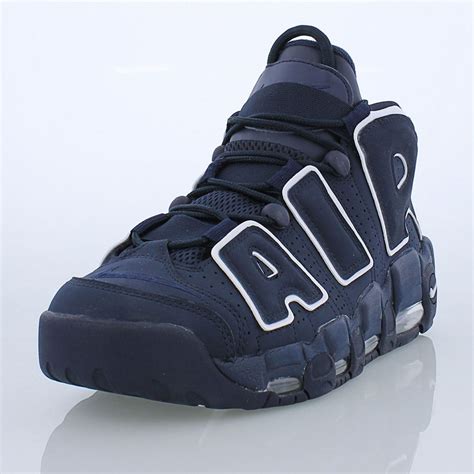 Released in 1996 and worn by Scottie Pippen during the NBA Championship ...