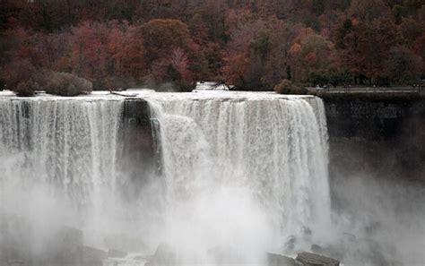 Premium Photo | Niagara falls autumn