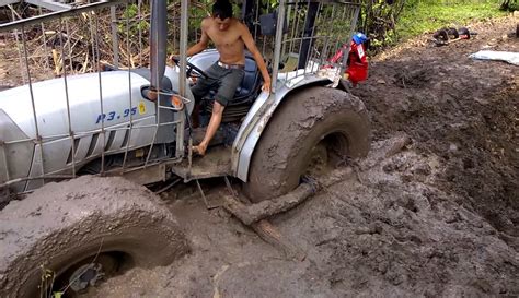 Tractor Stuck in mud,İnteresting technique!!