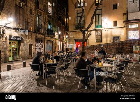 Outdoor cafe at night in Barri Gotic district, Barcelona, Catalonia ...