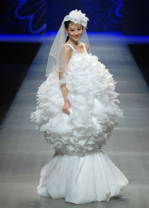 Pin on The most outrageous, inappropriate, ugliest Wedding Gowns that should never have happened