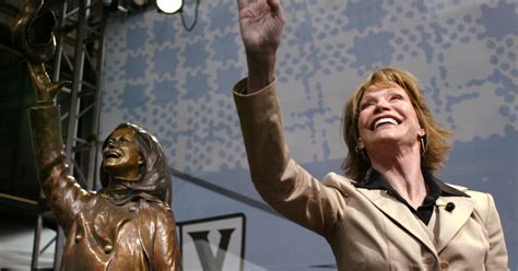 Mary Tyler Moore Statue Back On Display In Minneapolis - CBS Minnesota