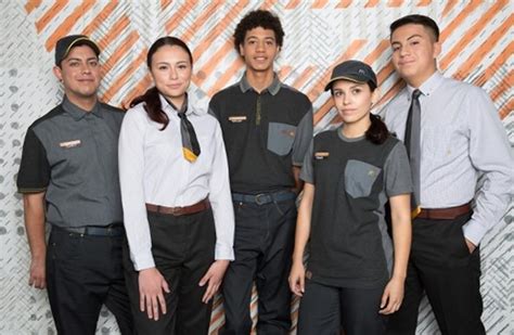 Los nuevos uniformes de McDonlad’s, salidos del lado oscuro