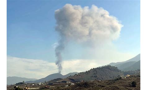 Lava from a volcano in the Canary Islands reaches the ocean - The Iola ...