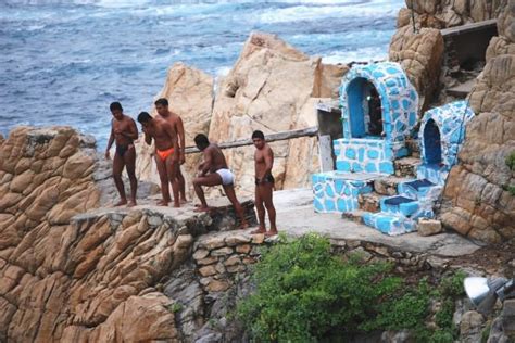 Cliff Divers in Acapulco, Mexico | WAVEJourney Travel Tip | WAVEJourney