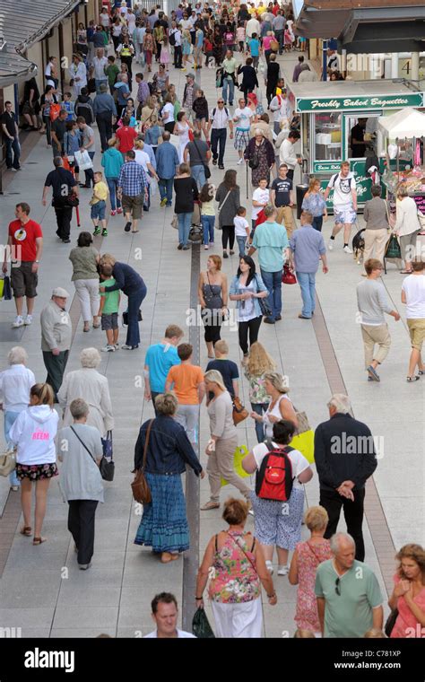 Shopping mall crowd uk hi-res stock photography and images - Alamy