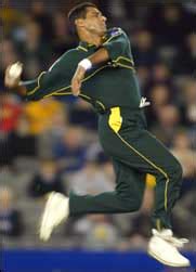 Waqar Younis Bowling Pictures ~ Sports Wallpapers Cricket wallpapers ...