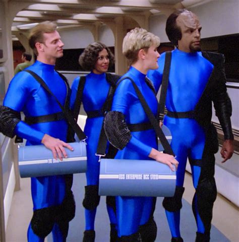 costume - How do people carry things in Star Trek TNG? - Science ...