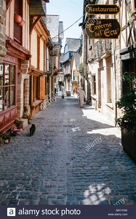 VITRE, france - 7 juillet 2010: touristes sur la rue médiévale en ...