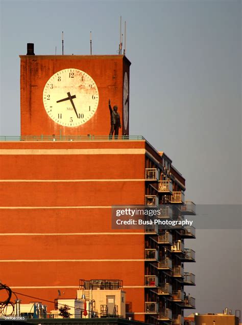 Lenin Statue Atop A Residential Building In Nyc High-Res Stock Photo - Getty Images