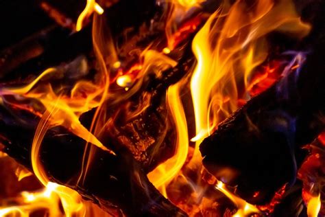 Burning wood in the fireplace - Creative Commons Bilder