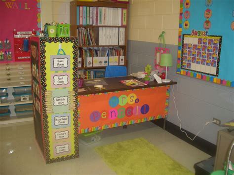 Teacher-approved teacher desk decorations to create a welcoming classroom