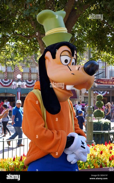 Goofy Disney Character, on Main Street, Disneyland Resort, Anaheim Stock Photo: 60718498 - Alamy