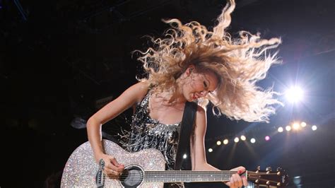 Taylor Swift Fans Are Analyzing "Fearless (Taylor's Version)" | Teen Vogue