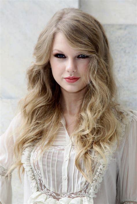 22 of Taylor Swift’s Best Curly, Straight + Short Hairstyles | Taylor swift hair, Hairstyle, Beauty