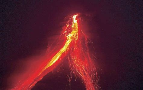 Mayon begins spewing lava | Philstar.com