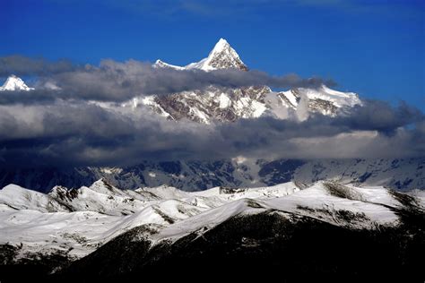 Tibetan peak a beautiful, rare sight_荔枝网新闻