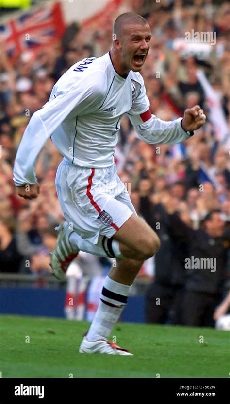 David beckham free kick greece hi-res stock photography and images - Alamy