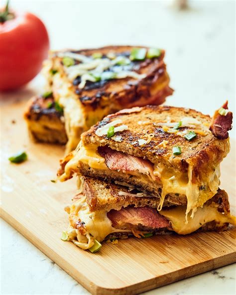 Bacon Sandwich with Cheddar and Tomatoes - Delice Recipes