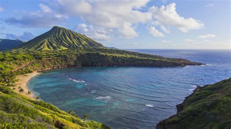 Hanauma Bay Nature Preserve State park with Kokohead in background ...