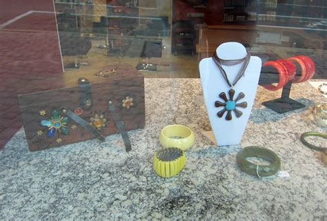 Ode Street Tribune: magnificent jade jewelry display in Miracles window