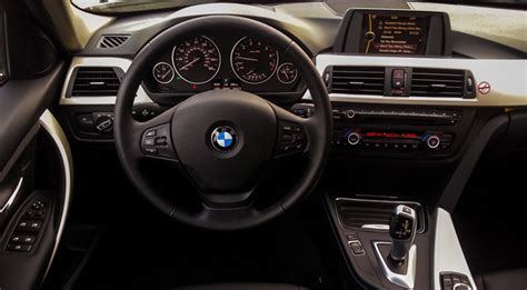 BMW 316i - Opção mais barata do Série 3 chega por R$ 114.950