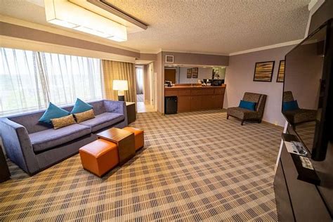 EMBASSY SUITES BY HILTON KANSAS CITY-OVERLAND PARK (AU$154): 2022 Prices & Reviews - Photos of ...