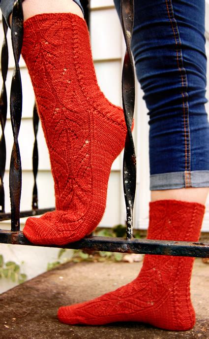 Stellen Free Lace Sock Knitting Pattern - Knitting Bee