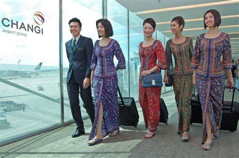 singapore airlines cabin crew | Airline outfit, Airline uniforms ...