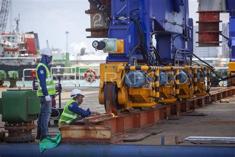 CRANE BARU PELABUHAN PETIKEMAS BATU AMPAR | ANTARA Foto