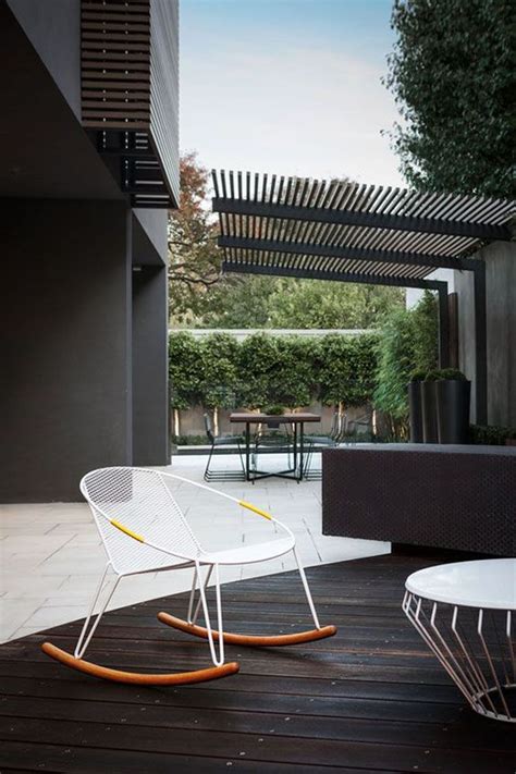 simple-and-modern-black-pergola-design | HomeMydesign