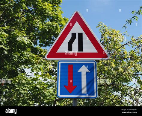 narrow street and two way traffic sign Stock Photo - Alamy
