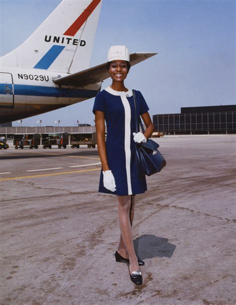 25 Vintage Photos Show Beautiful Flight Attendant Uniforms From Between ...
