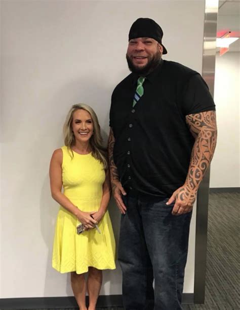 Proof size matters. Dana Perino (105 lbs - 5'2") and Tyrus (375 lbs - 6'7"). | Dana perino ...